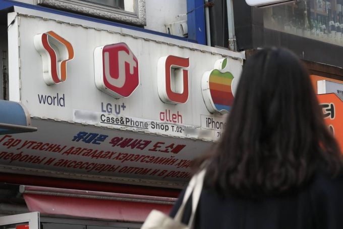 27일 오후 서울 시내의 한 이통통신 대리점 앞으로 시민이 지나가고 있다.. 2023.02.27./사진제공=뉴시스