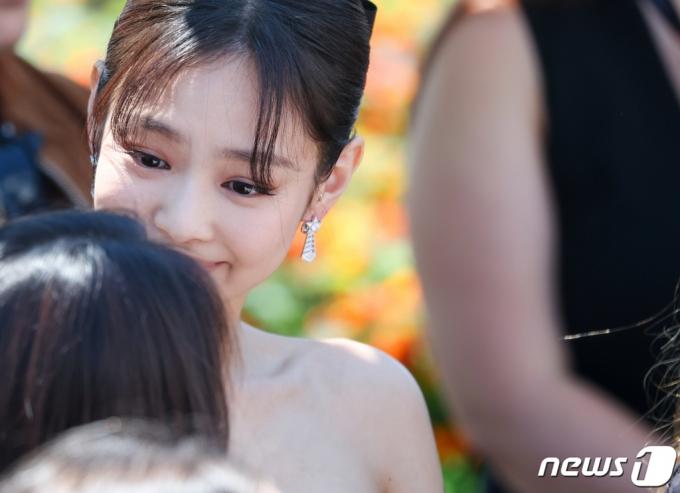 (칸=뉴스1) 이준성 기자 = 23일(현지시간) 제76회 칸 국제영화제가 열리고 있는 프랑스 남부 소도시 칸 ‘팔레 데 페스티발’(Palais des Festival)에서 열린 HBO ‘디 아이돌’(The Idol) 포토콜 행사에서 제니가 포즈를 취하고 있다. 2023.5.23/뉴스1  Copyright (C) 뉴스1. All rights reserved. 무단 전재 및 재배포 금지.