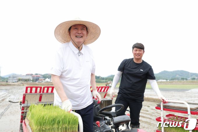(서울=뉴스1) 오대일 기자 = 윤석열 대통령이 7일 충남 부여군 임천면 '꿈에영농조합법인'의 모내기 작업 현장을 방문해 모내기를 체험하며 활짝 웃고 있다. (대통령실 제공) 2023.6.7/뉴스1  Copyright (C) 뉴스1. All rights reserved. 무단 전재 및 재배포 금지.