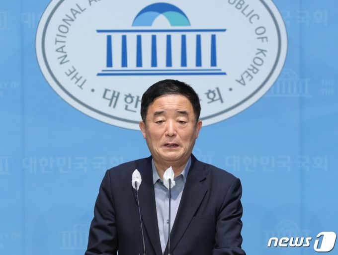 강득구 더불어민주당 의원이 8일 오전 서울 여의도 국회 소통관에서 자녀 학교폭력 논란이 일고 있는 이동관 대통령실 대외협력특별보좌관의 방송통신위원장 내정 철회를 촉구하고 있다. /사진=뉴스1