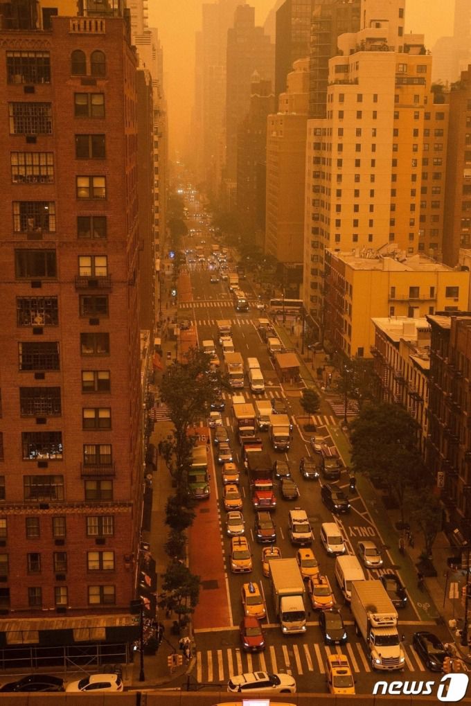 (뉴욕 AFP=뉴스1) 우동명 기자 = 7일 (현지시간) 캐나다에서 발생한 산불의 영향으로 연기로 덮여 뿌연 뉴욕 거리가 보인다. 2023.6.8  ⓒ AFP=뉴스1  Copyright (C) 뉴스1. All rights reserved. 무단 전재 및 재배포 금지.