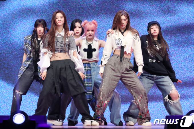 (서울=뉴스1) 권현진 기자 = 그룹 엔믹스(NMIXX) 지우(왼쪽부터)와 설윤, 해원, 릴리, 배이, 규진이 20일 오후 서울 광진구 예스24라이브홀에서 가진 첫 번째 미니 앨범 '엑스페르고(expergo)' 발매 기념 쇼케이스에서 타이틀곡 'Love Me Like This'를 열창하고 있다. 2023.3.20/뉴스1  Copyright (C) 뉴스1. All rights reserved. 무단 전재 및 재배포 금지.