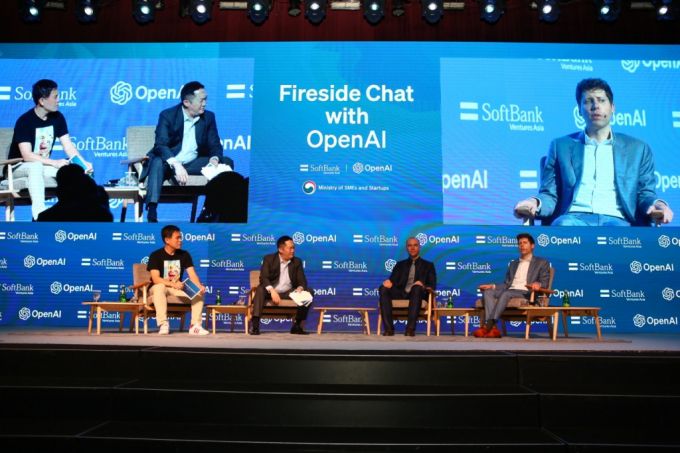 조경현(왼쪽부터) 미국 뉴욕대 교수, 이준표 소프트뱅크벤처스 대표, 그렉 브록만 오픈AI 사장, 샘 알트만 오픈AI 대표 /사진제공=소프트뱅크벤처스