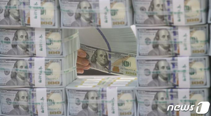(서울=뉴스1) 박지혜 기자 = 최근 미국 달러 약세 등의 영향으로 지난달 외환보유액이 8억 달러 가까이 늘어났다. 5일 서울 중구 하나은행 명동점 위변조대응센터에서 직원이 달러화를 정리하고 있다.  이날 한국은행이 발표한 외환보유액 통계에 따르면, 3월 말 기준 외환보유액은 4260억7000만 달러(약 560조2820억원)로, 2월 말(4252억9000만 달러)보다 7억8000만 달러 증가했다.  외환보유액은 지난해 11월부터 올해 1월까지 3개월 연속 증가하다가 2월 감소했지만, 한 달 만에 곧바로 반등했다. 2023.4.5/뉴스1  Copyright (C) 뉴스1. All rights reserved. 무단 전재 및 재배포 금지.