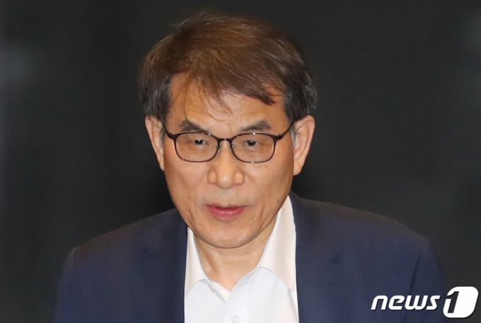 (서울=뉴스1) 장수영 기자 = 노태악 중앙선거관리위원장 겸 대법관이 5일 서울 서초구 대법원에서 퇴근하고 있다.   감사원은 선관위 간부들의 자녀 채용비리 의혹과 관련해 감사에 응하지 않는 노 위원장과 선거위원을 검찰에 고발하는 방안을 검토하고 있다고 밝혔다.   한편 김기현 국민의힘 대표 등 의원들은 중앙선관위에 선관위원 사퇴 및 감사원 감사 즉각 수용을 촉구했다. 2023.6.5/뉴스1  Copyright (C) 뉴스1. All rights reserved. 무단 전재 및 재배포 금지.