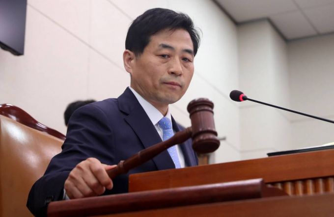 [서울=뉴시스] 추상철 기자 = 김민기 국토교통위원장이 24일 오전 서울 여의도 국회에서 국토교통위원회 전체회의에서 의사봉을  두드리고 있다. 2023.05.24.