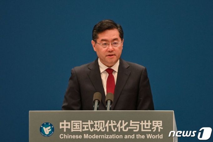 (상하이 AFP=뉴스1) 우동명 기자 = 친강 중국 외교부장이 21일(현지시간) 상하이에서 ‘중국의 근대화와 세계’ 주제로 열린 란팅포럼의 개막 연설서 "대만 문제로 불장난 하는 자들은 불에 탈 것"이라고 밝히고 있다.  ⓒ AFP=뉴스1  Copyright (C) 뉴스1. All rights reserved. 무단 전재 및 재배포 금지.