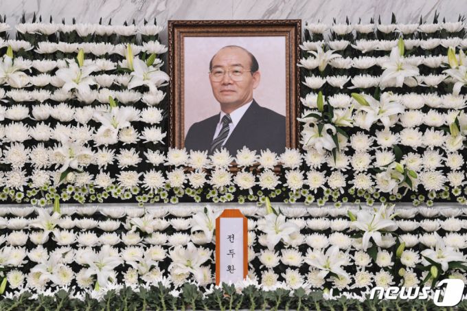 (서울=뉴스1) 이성철 기자 = 전두환 전 대통령이 향년 90세로 사망한 23일 서울 서대문구 세브란스병원 신촌장례식장에 마련된 빈소에서 조문객이 조문하고 있다. 2021.11.23/뉴스1