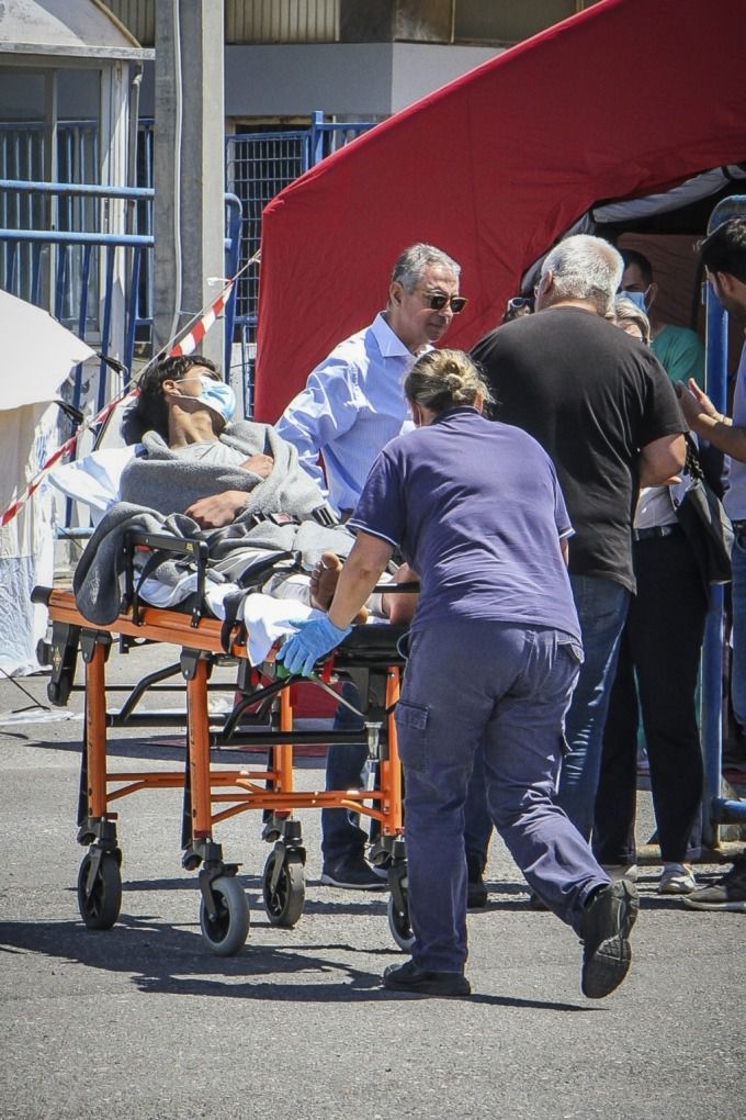 14일(현지시간) 그리스 칼라마타 인근 해역에서 난민선 2척이 전복하는 사고가 발생해 59명이 사망하고 104명이 구조됐다. 구조된 난민들이 칼라마타 항구에 도착한 모습./사진=AFP통신