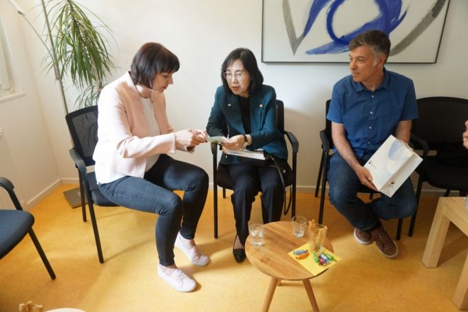 지난 6일(현지시간) 독일 베를린의 교육 및 가족 상담센터인 프뢰벨 가족상담센터를 방문한 김현숙 여성가족부 장관(가운데)이 센터 관계자들의 설명을 듣고 있다 /사진제공=여성가족부