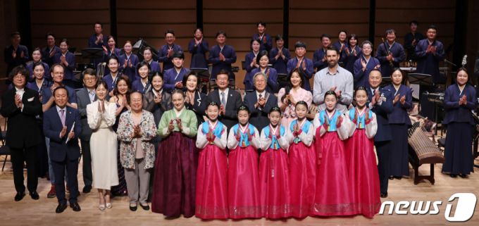 (서울=뉴스1) 신웅수 기자 = 박보균 문화체육관광부 장관이 15일 서울 서초구 국립국악원에서 열린 한미동맹 70주년 특별공연 '국악이 이끄는 한미문화동맹'에서 참석자들과 기념촬영을 하고 있다.(문체부 제공) 2023.6.15/뉴스1  Copyright (C) 뉴스1. All rights reserved. 무단 전재 및 재배포 금지.