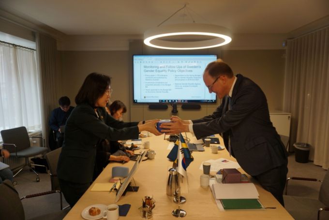 지난 8일(현지시간) 스웨덴 스톡홀름에서 김현숙 여성가족부 장관(왼쪽)이 마르틴 안드리아손 스웨덴 고용부 양성평등 차관과 기념품을 주고 받고 있다 /사진제공=여성가족부