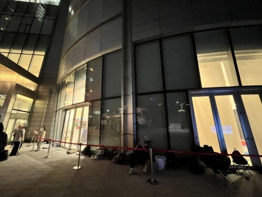 아더에러 잠실점 오픈 전날인 지난 1일 오후 4시부터 입장을 위한 줄이 시작됐다/사진= 임찬영 기자