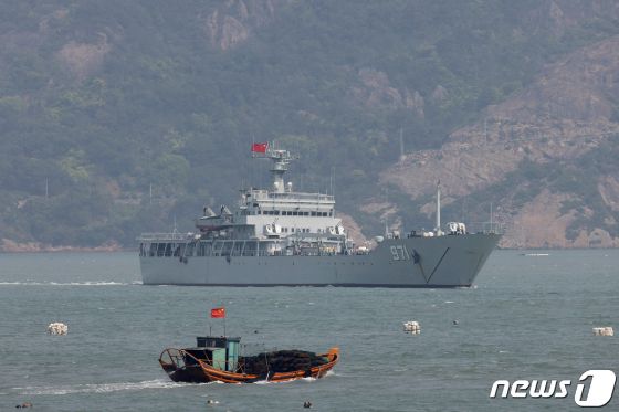 (푸저우 로이터=뉴스1) 정윤미 기자 = 8일(현지시간) 대만해협 북부 마쭈열도와 가까운 중국 푸젠성 푸저우 해역에서 중국 군함이 군사훈련에 임하고 있다. 2023.4.8  ⓒ 로이터=뉴스1  Copyright (C) 뉴스1. All rights reserved. 무단 전재 및 재배포 금지.