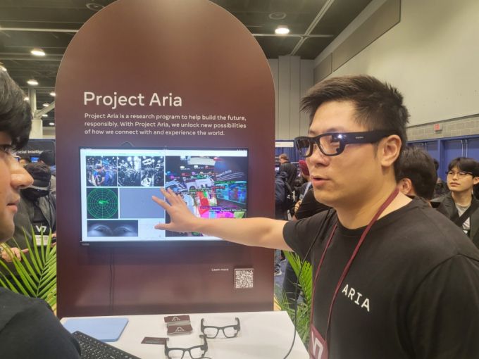 20일(현지시간) 캐나다 밴쿠버 컨벤션센터에서 열린 2023 CVPR(컴퓨터 비전 및 패턴 인식) 학회 엑스포에서 메타 직원이 자사 '아리아 프로젝트'에서 개발중인 증강현실(AR) 글래스를 쓰고 설명하고 있다. / 사진=한국과학기자협회 공동취재단