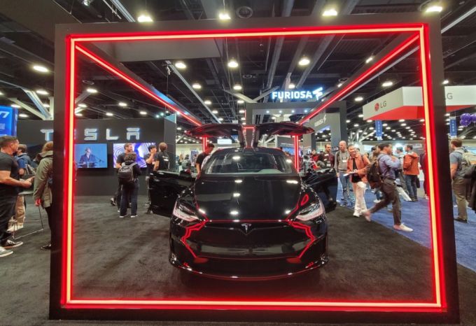 20일(현지시간) 캐나다 밴쿠버 컨벤션센터에서 열린 2023 CVPR(컴퓨터 비전 및 패턴 인식) 학회 엑스포에 각종 인공지능(AI) 기술이 접목된 테슬라 모델X가 전시돼 있다. / 사진=한국과학기자협회 공동취재단