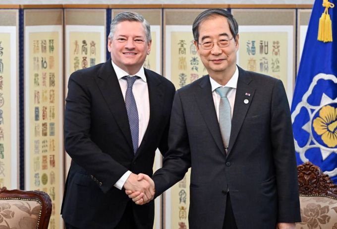 [서울=뉴시스] 배훈식 기자 = 한덕수 국무총리가 22일 오후 서울 종로구 정부서울청사에서 테드 서랜도스 넷플릭스 공동 최고경영자와 악수하고 있다. (공동취재사진) 2023.06.22.