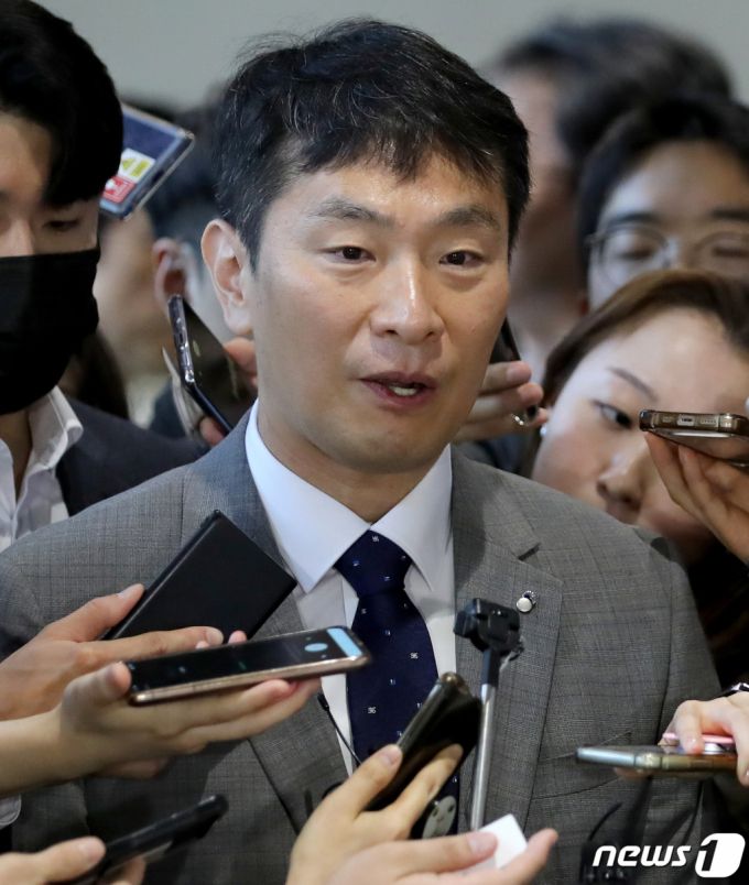 (서울=뉴스1) 장수영 기자 = 이복현 금융감독원장이 23일 서울 여의도 한국거래소 컨퍼런스홀에서 열린 불공정거래 근절을 위한 유관기관 합동토론회 참석을 마친 뒤 나서며 취재진의 질문에 답하고 있다. 2023.5.23/뉴스1  Copyright (C) 뉴스1. All rights reserved. 무단 전재 및 재배포 금지.