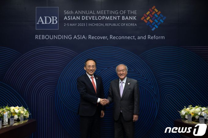 (인천=뉴스1) 민경석 기자 = 추경호 경제부총리(왼쪽)와 스즈키 슌이치 일본 재무장관이 2일 오전 인천 송도컨벤시아에서 열린 '제56차 아시아개발은행(ADB) 연차총회'에 참석해 한·일 재무장관 양자회담 시작에 앞서 악수를 나누고 있다.(공동취재) 2023.5.2/뉴스1  Copyright (C) 뉴스1. All rights reserved. 무단 전재 및 재배포 금지.