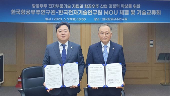 이상률 한국항공우주연구원장(우측)과 신희동 한국전자기술연구원장(좌측)이 기술협력을 위한 업무협약을 체결한 모습. / 사진=한국항공우주연구원