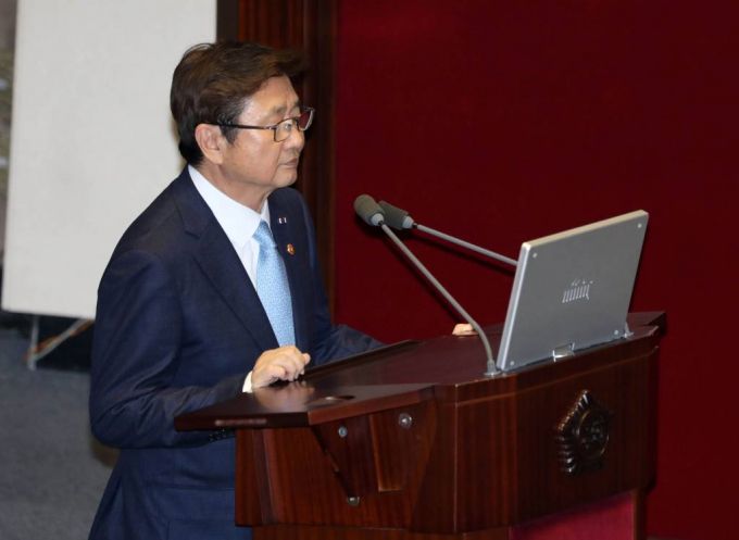 [서울=뉴시스] 고범준 기자 = 박보균 문화체육관광부 장관이 14일 오후 서울 여의도 국회에서 열린 제407회국회(임시회) 제3차 본회의 교육·사회·문화 대정부질문에서 고민정 더불어민주당 의원 질문에 답변하고 있다. 2023.06.14.