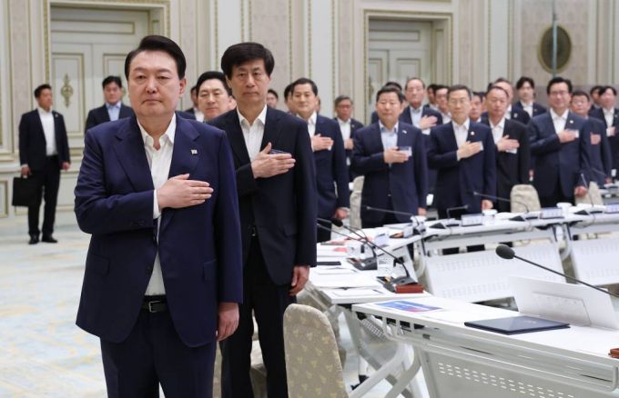 윤석열 대통령이 4일 청와대 영빈관에서 열린 2023년 하반기 경제정책 방향에 관한 제18차 비상경제민생회의에서 국기에 대한 경례를 하고 있다. (대통령실통신사진기자단) /사진=뉴시스