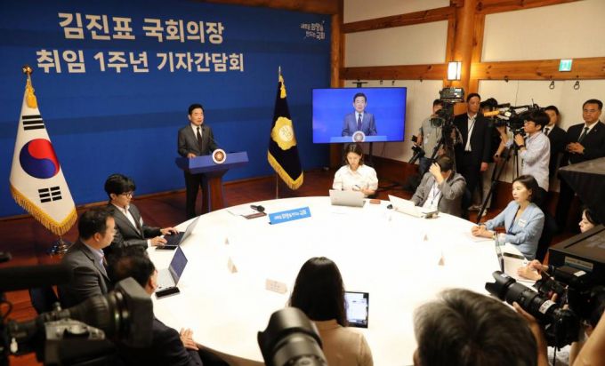 [서울=뉴시스] 고범준 기자 = 김진표 국회의장이 4일 오전 서울 여의도 국회 사랑재에서 취임 1주년 기자간담회를 하고 있다. 2023.07.04.