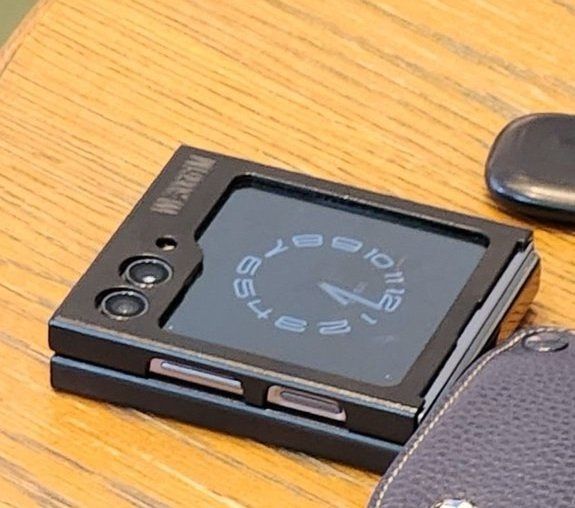 갤럭시Z플립5 실물로 추정되는 사진. /사진=테크리브 트위터