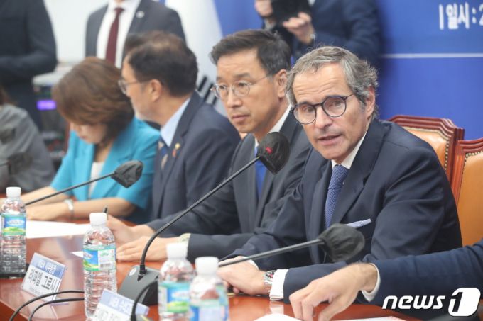 (서울=뉴스1) 황기선 기자 = 라파엘 그로시 국제원자력기구(IAEA) 사무총장이 9일 오전 서울 여의도 국회에서 열린 더불어민주당 후쿠시마 원전오염수 해양투기저지 대책위원회와의 면담에서 모두발언을 하고 있다. 2023.7.9/뉴스1  Copyright (C) 뉴스1. All rights reserved. 무단 전재 및 재배포 금지.