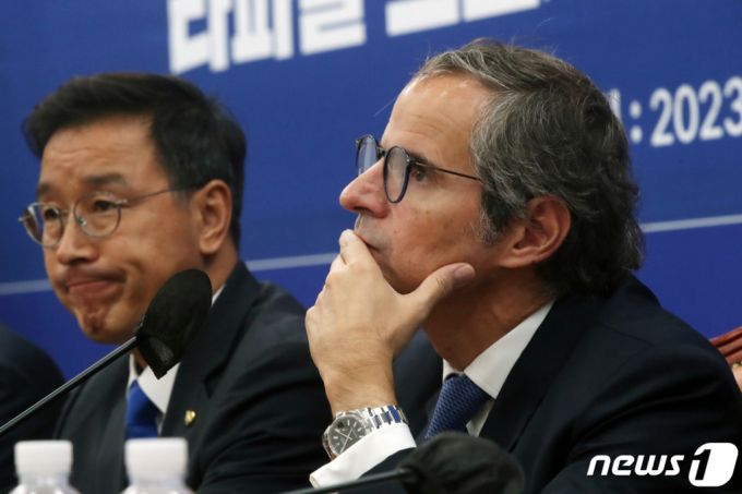 (서울=뉴스1) 황기선 기자 = 라파엘 그로시 국제원자력기구(IAEA) 사무총장이 9일 오전 서울 여의도 국회에서 열린 더불어민주당 후쿠시마 원전오염수 해양투기저지 대책위원회와의 면담에서 생각에 잠겨 있다. 2023.7.9/뉴스1  Copyright (C) 뉴스1. All rights reserved. 무단 전재 및 재배포 금지.