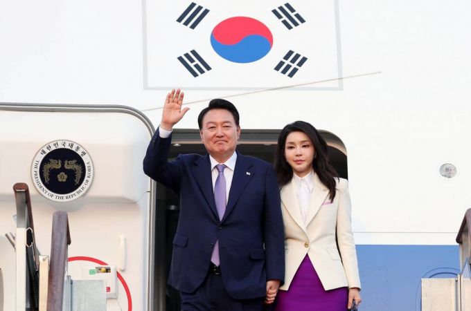프랑스와 베트남 순방을 마친 윤석열 대통령과 부인 김건희 여사가 지난달 24일 경기도 성남 서울공항에 도착해 공군 1호기에서 내리고 있다. 2023.06.24. /사진=뉴시스