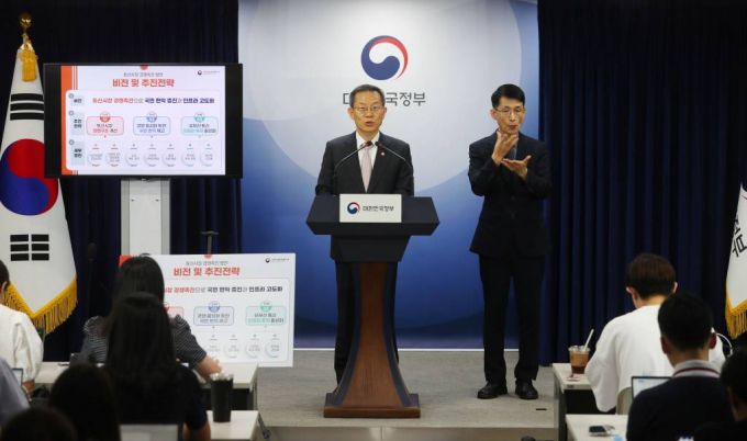 이종호 과학기술정보통신부 장관이 지난 6일 오후 서울 종로구 정부서울청사에서 통신시장 경쟁촉진 방안을 발표하고 있다./사진=뉴시스