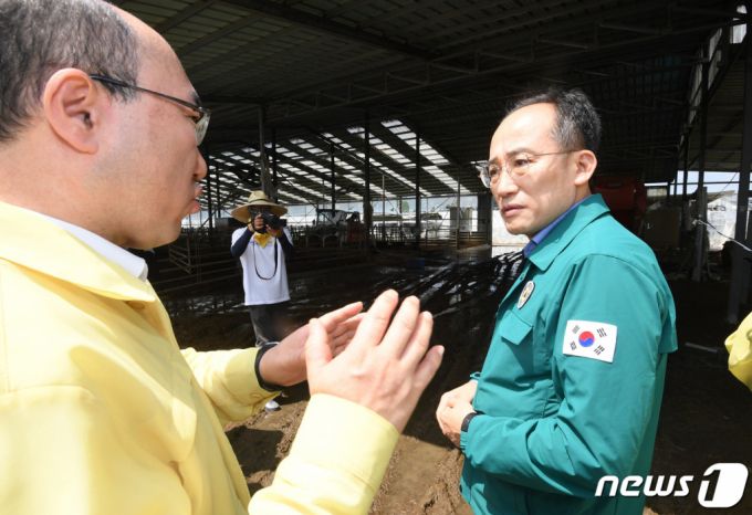 (서울=뉴스1) = 추경호 경제부총리 겸 기획재정부 장관이 19일 집중호우로 인해 피해를 입은 충남 청양군 한 과수농가를 방문, 피해 상황을 살펴보고 있다. (기획재정부 제공) 2023.7.19/뉴스1  Copyright (C) 뉴스1. All rights reserved. 무단 전재 및 재배포 금지.