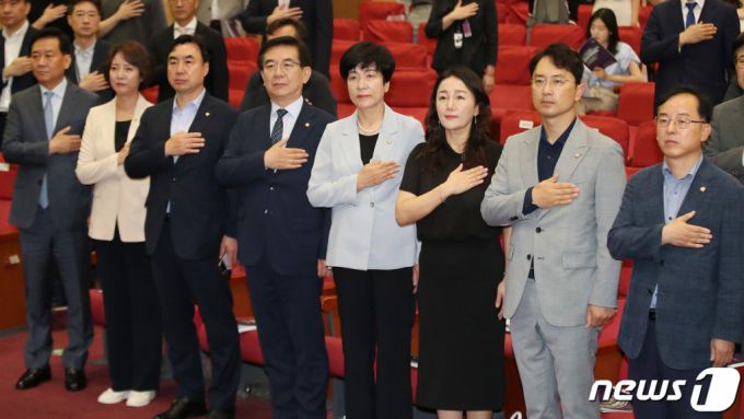 (서울=뉴스1) 임세영 기자 = 김영주 국회부의장과 이재정 국회 산업통상자원중소벤처기업위원회 위원장 등 참석자들이 19일 오전 서울 여의도 국회 의원회관에서 열린 제6회 국가현안 대토론회 벤처·스타트업 활성화 입법과 정책과제에서 국민의례를 하고 있다. 2023.7.19/뉴스1  Copyright (C) 뉴스1. All rights reserved. 무단 전재 및 재배포 금지.