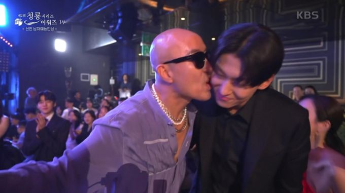 방송인 홍석천, 덱스 /사진=KBS 2TV '제2회 청룡시리즈어워즈' 방송화면 캡처