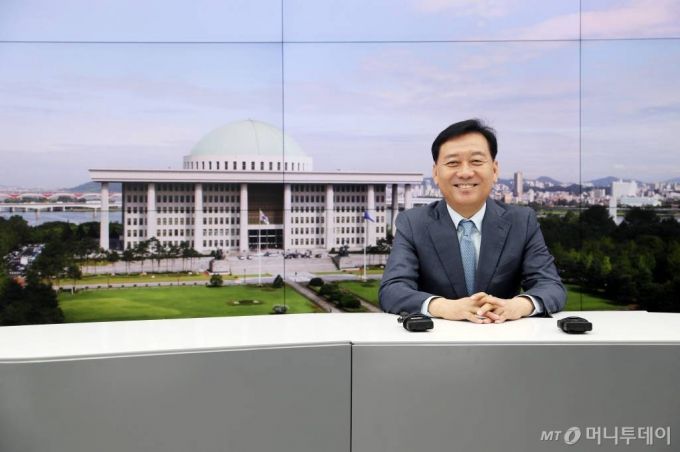 이광재 국회 사무총장이 지난 18일 국회 의원회관 내 새로 마련된 '이실직고 스튜디오'에 대해 소개하는 모습/사진=김휘선 기자 hwijpg@