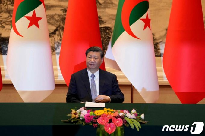 (베이징 AFP=뉴스1) 우동명 기자 = 시진핑 중국 국가주석이 18일 (현지시간) 베이징 인민 대회당에서 열린 압델마드지드 테분 알제리 대통령과 조인식에 참석을 하고 있다. 2023.7.19   ⓒ AFP=뉴스1  Copyright (C) 뉴스1. All rights reserved. 무단 전재 및 재배포 금지.