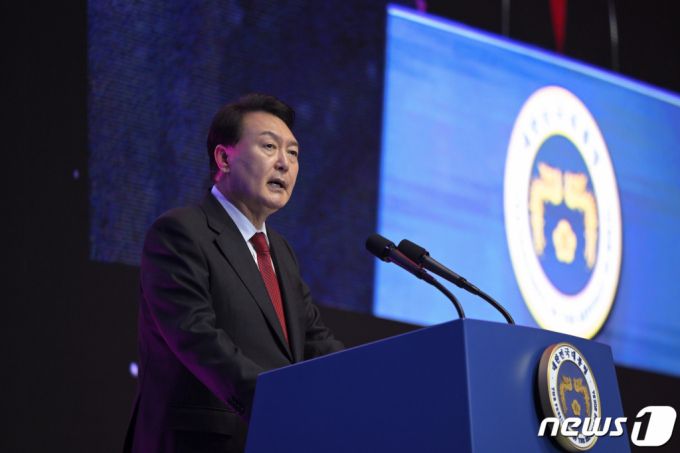 (서울=뉴스1) 안은나 기자 = 윤석열 대통령이 28일 서울 중구 장충체육관에서 열린 한국자유총연맹 제69주년 창립기념행사에 참석해 축사하고 있다. (대통령실 제공) 2023.6.28/뉴스1  Copyright (C) 뉴스1. All rights reserved. 무단 전재 및 재배포 금지.