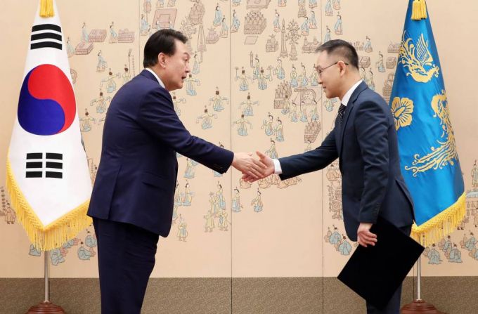 윤석열 대통령이 3일 오전 서울 용산 대통령실 청사에서 김채환 국가공무원인재개발원 원장에게 임명장을 수여한 뒤 악수하고 있다. /사진=뉴시스