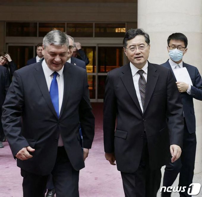 (베이징 AFP=뉴스1) 우동명 기자 = 친강 중국 외교부장이 25일 (현지시간) 베이징을 방문한 안드레이 루덴코 러시아 외무차관과 만나고 있다. 2023.6.25  ⓒ AFP=뉴스1  Copyright (C) 뉴스1. All rights reserved. 무단 전재 및 재배포 금지.