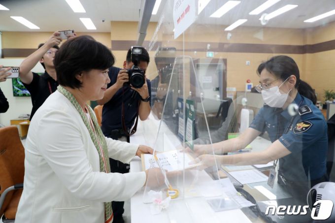 (서울=뉴스1) 이승배 기자 = 서영교 더불어민주당 의원이 24일 오후 서울 종로구 서울지방경찰청을 찾아 서이초등학교 교사 사망 사건 관련 허위사실 유포자들에 대한 고소장을 제출하고 있다. 2023.7.24/뉴스1  Copyright (C) 뉴스1. All rights reserved. 무단 전재 및 재배포 금지.