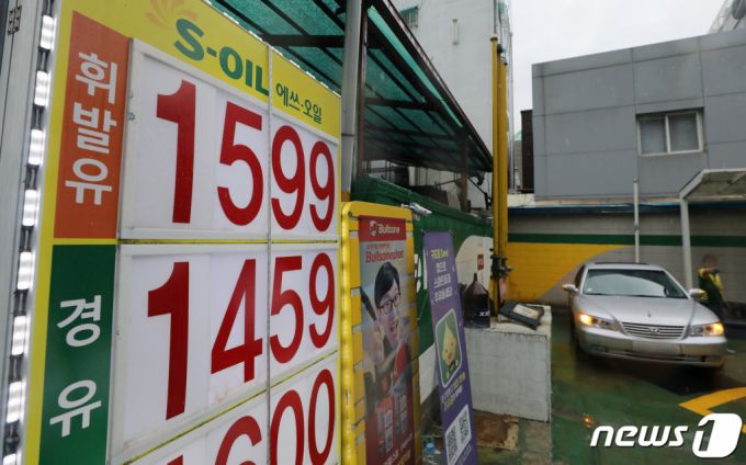 (서울=뉴스1) 이동해 기자 = 국내 휘발유·경유 가격이 2주 연속 상승한 23일 서울시에 위치한 한 주유소에서 휘발유와 경유가 각각 1599원과 1459원에 판매되고 있다.  한국석유공사 유가정보서비스 오피넷에 따르면 7월 셋째 주 기준 휘발유 판매 가격은 L(리터)당 1583.7원으로 전주 대비 11.5원 상승했고 경유 가격은 전주 대비 12.8원 오른 1394.9원으로 집계됐다. 2023.7.23/뉴스1  Copyright (C) 뉴스1. All rights reserved. 무단 전재 및 재배포 금지.
