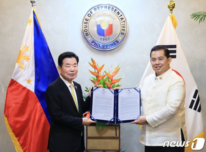 (서울=뉴스1) 송원영 기자 = 김진표 국회의장이 24일(현지시간) 필리핀 마닐라 하원의회 사우스 윙 별관에서 로무알데즈 하원의장에게 정전협정 70주년 결의안을 전달하고 있다. (국회 제공) 2023.7.25/뉴스1  Copyright (C) 뉴스1. All rights reserved. 무단 전재 및 재배포 금지.