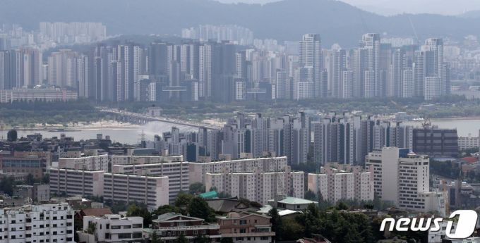 (서울=뉴스1) 김진환 기자 = 25일 오후 서울 중구 남산에서 도심 아파트 단지가 보이고 있다.   2023.7.25/뉴스1  Copyright (C) 뉴스1. All rights reserved. 무단 전재 및 재배포 금지.