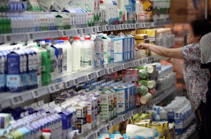 [서울=뉴시스] 고승민 기자 =  23일 서울의 한 대형마트에 진열된 우유 등 유제품 모습. 2023.07.23.