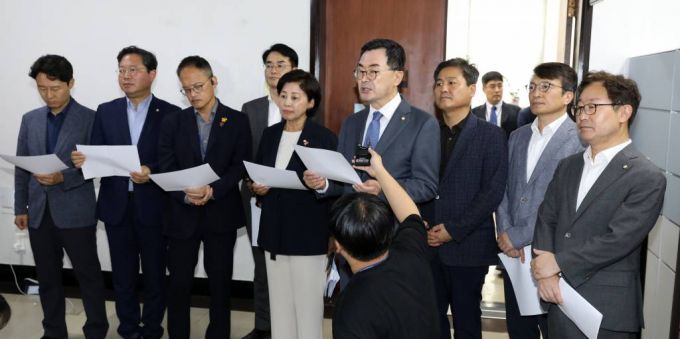 [서울=뉴시스] 고범준 기자 = 국회 법제사법위원회와 정치개혁특별위원회 소속 더불어민주당 위원들이 27일 오후 서울 여의도 국회 법제사법위원회 회의실 앞에서 공직선거법 관련 기자회견을 하고 있다. 2023.07.27.