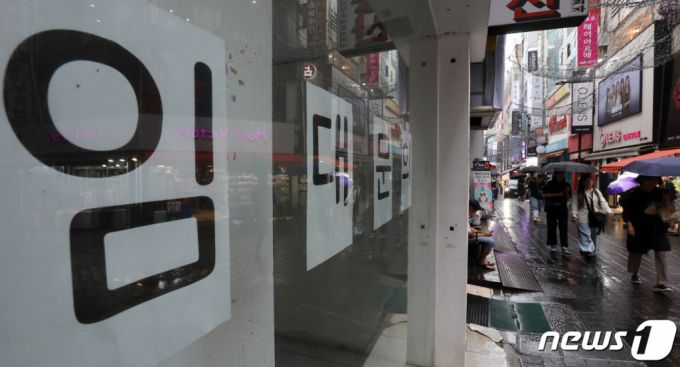 (서울=뉴스1) 김진환 기자 = 올해 1분기 자영업자 연체율이 1.00%를 기록하며 코로나 사태 직전 수준을 넘어서 8년 만에 높은 수치를 기록했다.   또한 자영업자의 전체 금융기관 대출 잔액은 1천33조 7천억 원으로 사상 최대를 기록, 작년 3분기와 4분기에 이어 세 분기 연속 1천조 원을 넘어섰다.   사진은 26일 오후 서울 중구 명동의 한 폐업한 상가에 붙어 있는 임대 문의. 2023.6.26/뉴스1  Copyright (C) 뉴스1. All rights reserved. 무단 전재 및 재배포 금지.