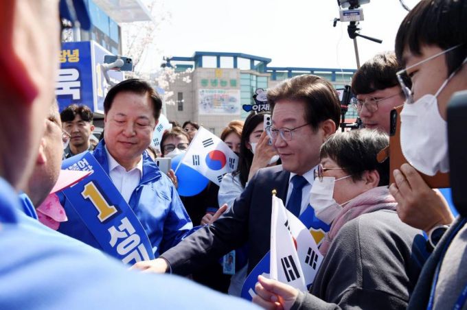 [창녕=뉴시스] 안지율 기자 = 4월5일 치러지는 경남 창녕군 군수·도의원 보궐선거 지원유세에 나선 이재명 더불어민주당 대표가 28일 창녕읍 남산회전로터리에서 군민들에게 지지를 호소하고 있다. 2023.03.28.