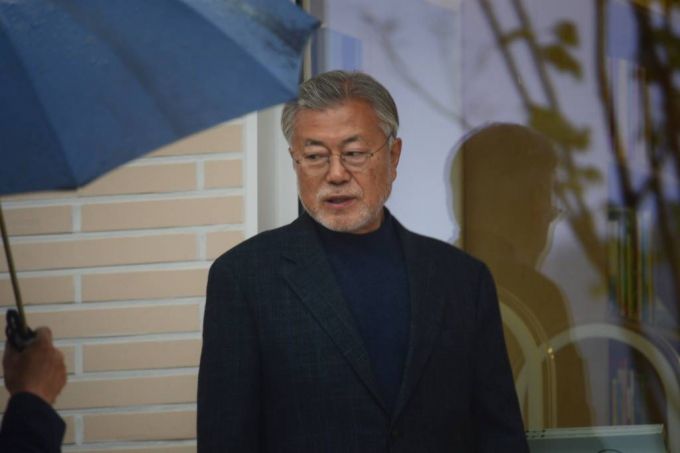 25일 오후 문재인 전 대통령이 ‘평산 책방’ 현판식을 앞두고 책방주변을 둘러보고 있다. 평산책방은 경남 양산시 평산마을 대통령 사저 인근에 위치해 있다. 2023.04.25 /사진=뉴시스