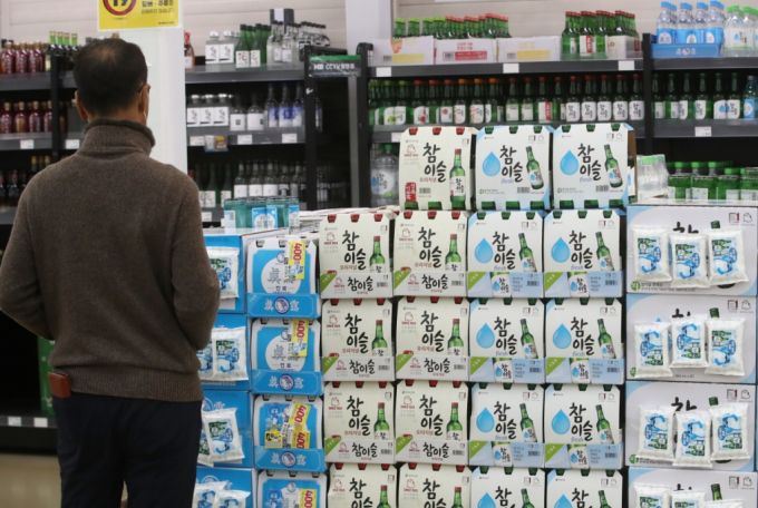 서울 한 대형마트에서 시민이 주류를 구입하고 있다. /사진제공=뉴스1